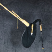 Schäferpfife double tonalité (Do et Ré), bourdons ajustables 1/4 de tour, deux hautbois 10 et 13 pouces. Ici avec le hautbois de 10 pouces